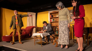 Das Ensemble des PiPaPo Kellertheaters probt für die Premiere von „Ich, erste Person Einzahl“ – einer britischen Komödie voller überraschender Wendungen.