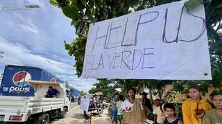 Verzweifelte Bürger hoffen nach den Überschwemmungen auf Hilfe.