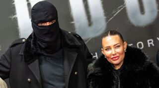 Haftbefehl (bürgerlich Aykut Anhan und hier verhüllt) besucht mit seiner Frau Nina Anhan eine Kinoaufführung der Dokumentation «Babo - Die Haftbefehl-Story» in Berlin. (Archivbild)
