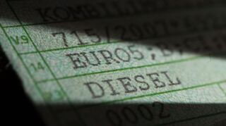 Der Papier-Fahrzeugschein könnte bald Geschichte sein.