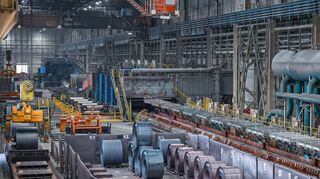 Wie kann die unter Druck geratene Stahlindustrie in Deutschland wieder wettbewerbsfähiger werden? Darüber wollen Politik und Wirtschaft bei einem Stahlgipfel im Kanzleramt sprechen. (Archivbild)