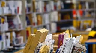 Briefe und Päckchen liegen in einem Zustellstützpunkt der Post - zuletzt transportierte der Postdienstleister mehr Briefe als gedacht. (Archivbild)