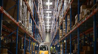 Ein Hochregallager von DHL mit Unmengen an Paketen, die an Einzelhändler in Deutschland geschickt werden. (Archivbild)