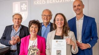 Unser Archivbild zeigt Prof. Dr. Joachim-Felix Leonhard (Dritter v.li.) bei der Verleihung des Heinrich und Georg Metzendorf Preises für Baukultur der Kulturstiftung Bergstraße im vergangenen Jahr umrahmt von (v. li.) Joachim Klie (Jury), der damaligen Bürstädter Bürgermeisterin Barbara Schader als Bauherrin für das prämierte Gebäude Bildungs- und Sportcampus Bürstadt, Katharina Rau (vom ausführenden Architekturbüro prosa in Darmstadt), Holger Habich, zum damaligen Zeitpunkt Bürgermeister der Stadt Zwingenberg.