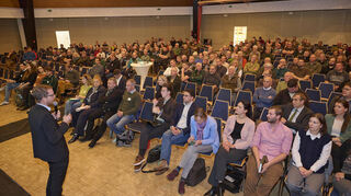 Staatssekretär Michael Ruhl erläutert vor vollen Sitzreihen im Bürstädter Bürgerhaus, welche Maßnahmen nun geplant sind.