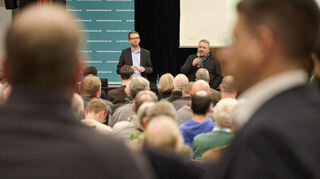 Stellen sich den Fragen aus dem Publikum: Staatssekretär Michael Ruhl (links) und Kreisbeigeordneter Matthias Schimpf.