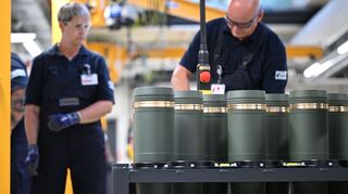 Rheinmetall-Mitarbeiter sind im Werk Unterlüß mit dem Verschließen von 155-Millimeter-Artilleriegranaten beschäftigt. Die Nachfrage nach solcher Munition ist stark gestiegen. (Archivbild)