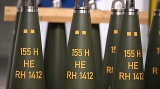Artilleriegranaten von Rheinmetall, die bis zu 40 Kilometer weit geschossen werden können. 155 gibt das Kaliber an (155 Millimeter), HE steht für high explosive (hochexplosiv), RH 1412 ist das Produktkürzel. (Archivbild)