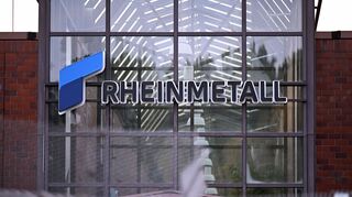 Rheinmetall-Logo am Eingang seines größten Werks, Unterlüß in Niedersachsen. (Archivbild)