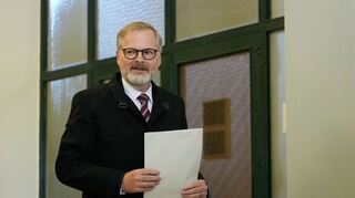 Der tschechische Regierungschef Petr Fiala gibt seine Stimme bei den Parlamentswahlen in einem Wahllokal ab. Nach der Niederlage seiner liberalkonservativen Koalition hat sein Kabinett nun seinen Rücktritt erklärt. (Archivbild)