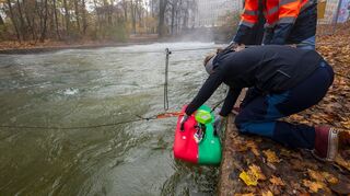 Mitarbeiter der Helmut-Schmidt-Universität aus Hamburg, Fachrichtung Wasserbau, vermessen mit speziellen Geräten den Strömungsverlauf und den Untergrund der Eisbachwelle im Englischen Garten.