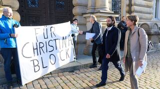 «Für Christina Block» war vor Verhandlungsbeginn auf einem Plakat vor dem Landgericht zu lesen.