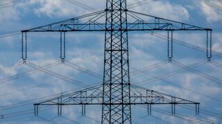 Die Stromkosten in Deutschland sind laut DIHK doppelt hoch wie in Frankreich (Archivbild)