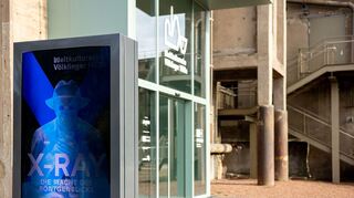 Ein Plakat wirbt für die Ausstellung in der Völklinger Hütte.