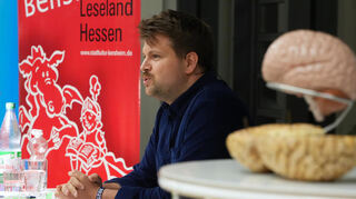 Bent Freiwald beim Bensheimer Lesefestival in der Liebfrauenschule: „Wer denkt, ist klar im Vorteil“.