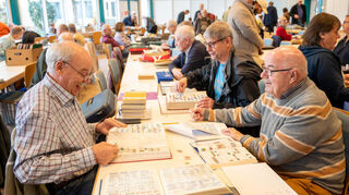 Viel Betrieb an den Tischen: Der Tauschtag bot Sammlern erneut eine große Auswahl an Marken, Karten und besonderen Stücken.
