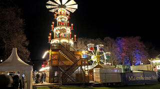Die Pyramide auf dem Mannheimer Weihnachtsmarkt.