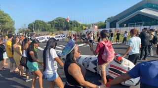 Aktivisten tanzen, um anlässlich der Weltklimakonferenz #COP30 zu protestieren.