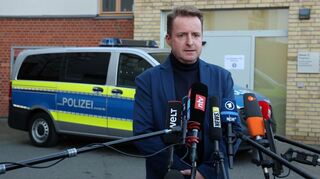 Oberstaatsanwalt Harald Nowack gibt in Rostrock bekannt, worauf viele wochenlang gewartet haben: Im Fakk des achtjährigen Fabian ist ein Haftbefehl ergangen.