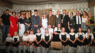 Das Theaterensemble der Freiwilligen Feuerwehr Schwanheim führt in diesem Jahr das Stück „Das Haus in Montevideo“ auf.