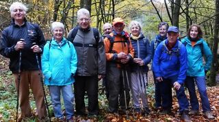 Auf dem Rinnbach-Weg stellten sich die Wanderfreunde des Turnvereins zu einem Erinnerungsfoto mit Wanderwart Helmut Schumacher (Zweiter von rechts) zusammen.