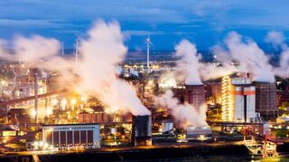 Der CO2-Ausstoß der Industrie belastet das Klima. (Archivbild)