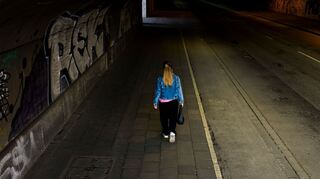 Männer und Frauen unterscheiden sich beim subjektiven Sicherheitsempfinden deutlich: Während sich 56 Prozent der Männer sicher fühlen, sind es bei den Frauen nur 45 Prozent. (Symbolbild)