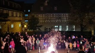 Das Sankt-Martins-Feuer vor der Heppenheimer Kirche Sankt Peter, wie hier 2023, ist wieder zentrales Element der Feierlichkeiten in diesem Jahr.