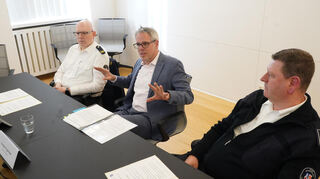 Pressegespräch zur Leitstellenstruktur in Hessen: (v.l.) Markus Stracke (Leiter Abteilung Gefahrenabwehr), Landrat Christian Engelhardt und Michael Hahn (Fachbereichsleitung Zentrale Leitstelle).