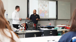 Bei der Jobbörse der Karl-Kübel-Schule stellten sich zahlreiche Unternehmen aus der Region den Schülerinnen und Schülern vor.