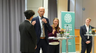 Kultusminister Armin Schwarz beim Scholl-Forum mit den Moderatoren Jonas Celik, Lotte Gebauer und Florian Czyrt.