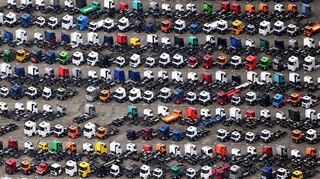 Lastwagen auf dem Gelände des Mercedes-Benz-Werks Wörth am Rhein. Hier werden Motoren und andere Komponenten aus Mannheim verbaut.