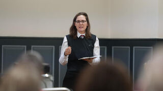 Das Bild zeigt die Frankfurter Geschichte- und Politiklehrerin Michal Schwartze, die auf Einladung des AK Zwingenberger Synagoge gemeinsam mit Irina Ginsburg das Wirken der Frauenrechtlerin, Sozialarbeiterin und Schriftstellerin Bertha Pappenheim beleuchtete.