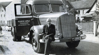 Martin Lipka, hier vor 1956, hat unter anderem Randsteine aus Odenwälder Granit bis nach Pirmasens transportiert. Auch für örtliche Landwirte soll er Fuhren übernommen haben.