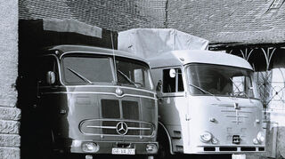 Mit diesen beiden Fahrzeugen, einem heckgetriebenen Mercedes-Lastzug und einem Büssing-Lastzug, wurden unter anderem Pappen der Firma Tempel für Schuheinlagen oder Schreibmaschinenkoffern transportiert. Beide Fahrzeuge standen immer nebeneinander im engen Hof von Martin Lipka.