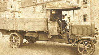 Dieses Bild, das in der Neuauflage des Reichenbacher Heimatbuchs erschienen ist, zeigt Martin Lipka etwa im Jahr 1922 am Steuer eventuell eines Fahrzeugs der Firma DAAG.