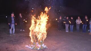 Die Mitglieder des Vereins verbrannten den Kerwekranz und „beerdigten“ die Kerwe, bevor die Fastnacht ausgerufen wurde.