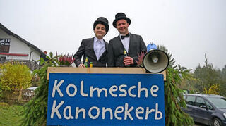Kerweparrer Aaron Schreiber (links) und Robert Knapp haben für die Kerweredd die lustigsten Geschichten aus Kolmbach zusammengetragen.