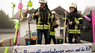 Die Baumpflanz-Challenge der Feuerwehr war zunächst nicht von Erfolg gekrönt, deshalb spendete die örtliche Gartenbaufirma einen neuen Baum.