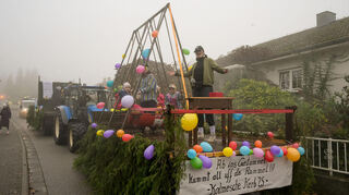 Mit diesem Wagen und dem Hinweis „Ab ins Getummel, kummt all uff de Rummel“ wurde der Rummelplatz beworben, bei dem es auch Fahrgeschäfte gab.