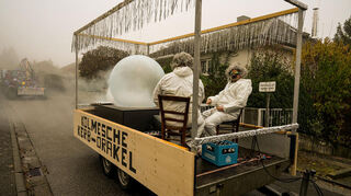 Das „Kolmesche Kerb-Orakel“ zog durch die Kolmbacher Straßen und sorgte für zusätzlichen, künstlichen Nebel.