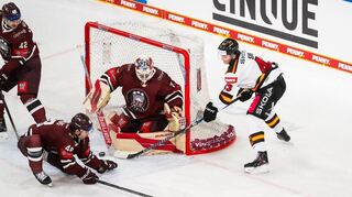 Ein Moment, den Phillip Sinn (r.) niemals vergessen wird: Beim Deutschland Cup in Landshut erzielt er sein erstes Länderspieltor, der gebürtige Mannheimer bezwingt in Überzahl den lettischen Torhüter Ivars Punnenovs.