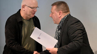 Der Hauptpreis ging an Wolfgang Wenner (l.). Der Kreisbeigeordneter Matthias Schimpf überreichte die Urkunde.