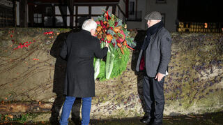 Helmut Adam, der Vorsitzende der Gemeindevertretung (links), und Bürgermeister Andreas Heun legten am Platz der Reichenbacher Synagoge einen Kranz nieder.