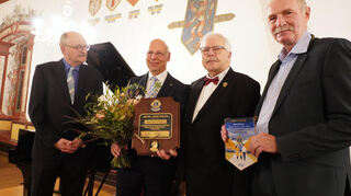 Christoph Bergner (2.v.l.) wurde durch Manfred Fraas (2.v.r.) mit dem Melvin-Jones-Preis ausgezeichnet. Es gratulierten Michael Meister (l.) und Manfred Salber.