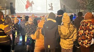 Aufmerksam verfolgten die Kinder das Schattenspiel zur Geschichte des heiligen Martin, das die Erzieherinnen im Garten aufführten.