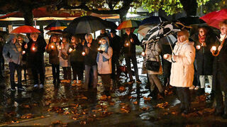 Trotz Regens und Kälte kamen 50 Menschen auf den Einhäuser Marktplatz, um der Ereignisse am 9. November vor 87 Jahren zu gedenken.