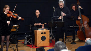 Im Paul-Schnitzer-Saal gab es Bravo-Rufe und Applaus im Stehen für das Ensemble um Dieter Kordes, das am Sonntagabend Lieder zum Pogromgedenken darbot.