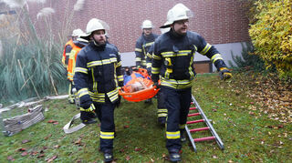 Die Einsatzabteilung der Auerbacher Wehr barg bei der Übung mit der Schlepptrage eine „verletzte“ Person.