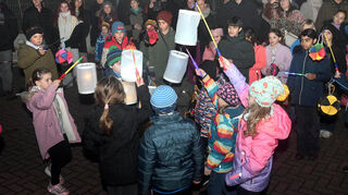 Die Kinder gestalteten das Laternenfest auf dem Schulhof mit einem musikalischen Programm.